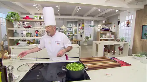 Sazona y cuece todo a fuego medio Sazona y cuece todo a fuego medio