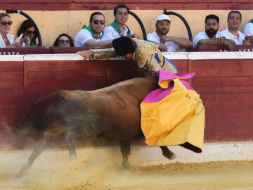 El Cordobés sufre una cornada en el muslo en Huesca: está siendo operado en estos momentos