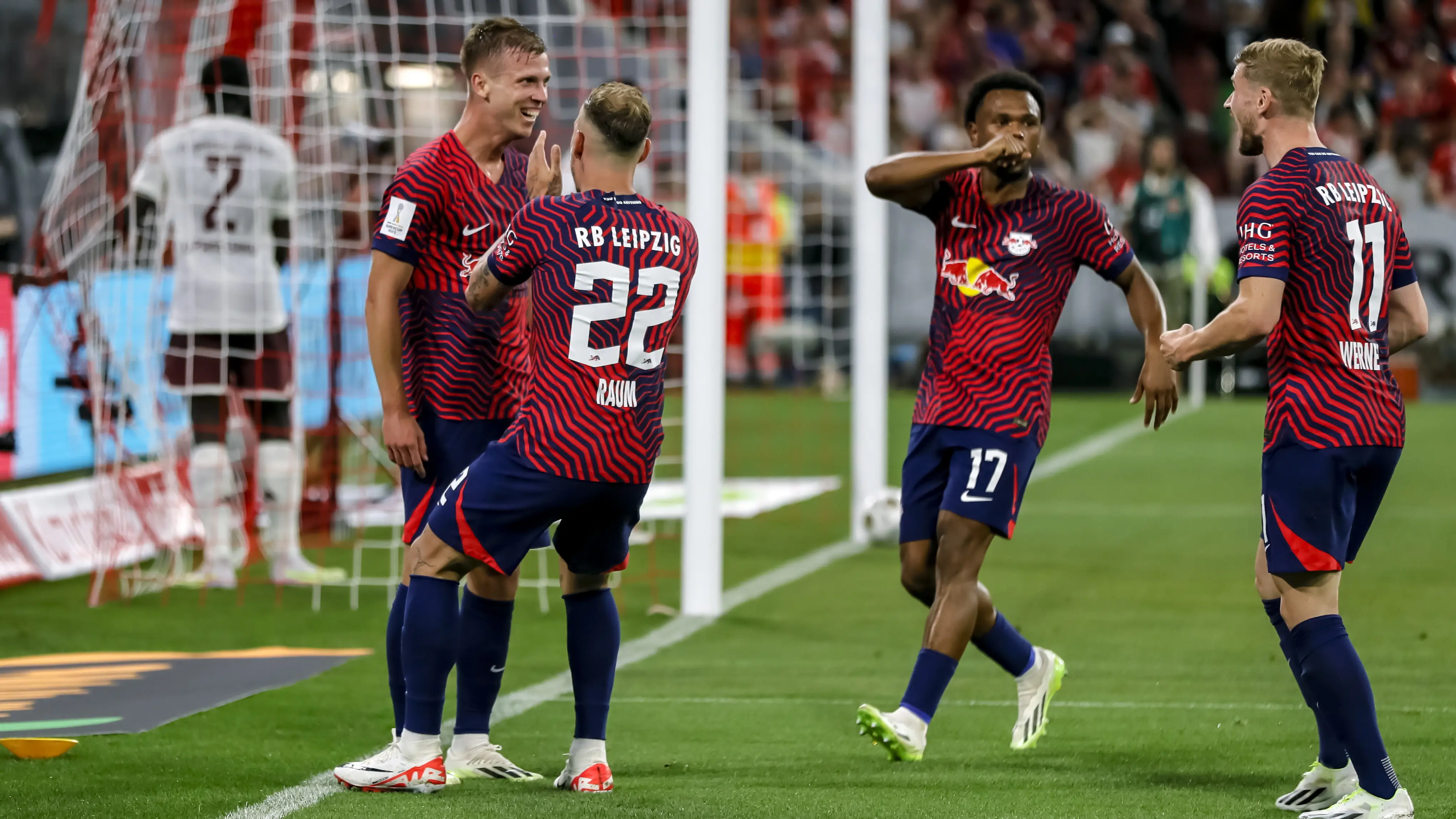 Dani Olmo celebra uno de sus goles contra el Bayern