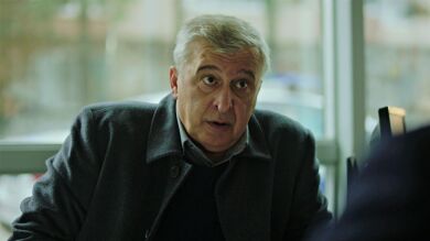 Metin, sorprendido le cuenta a Ilgaz lo que acaba de descubrir: 