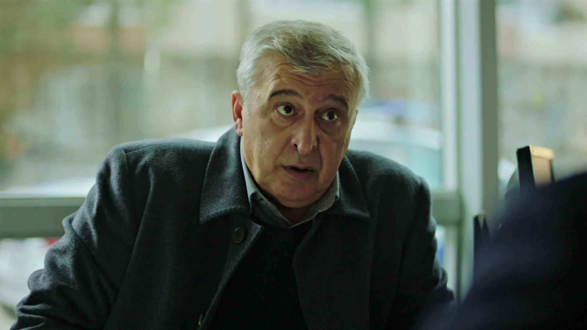 Metin, sorprendido le cuenta a Ilgaz lo que acaba de descubrir Metin, sorprendido le cuenta a Ilgaz lo que acaba de descubrir