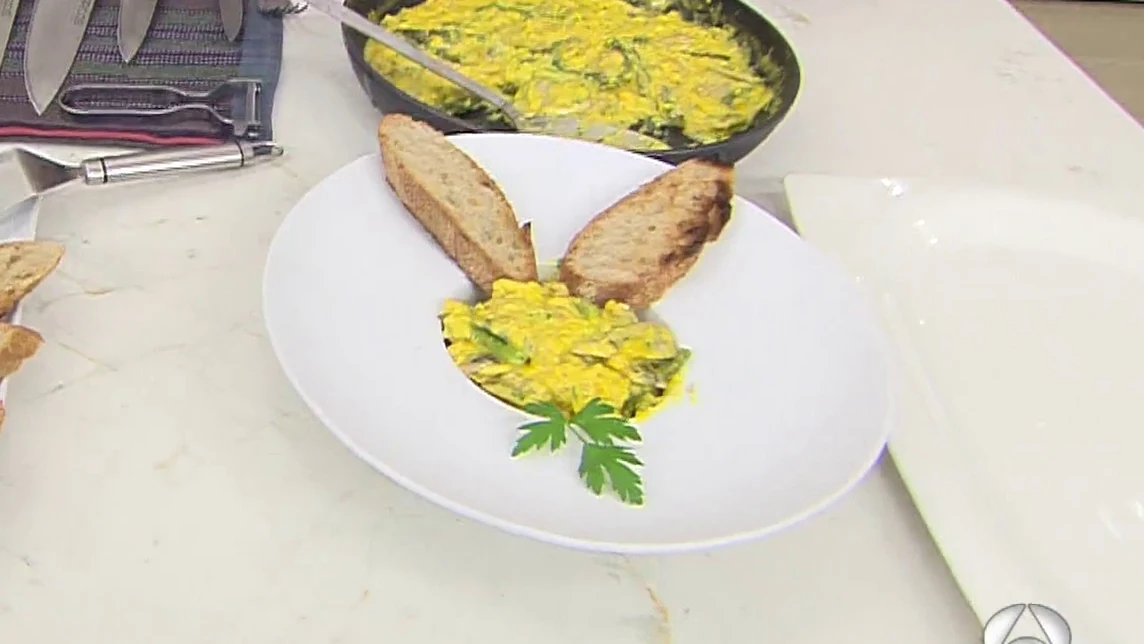 Revuelto de anchoas y esp&aacute;rragos