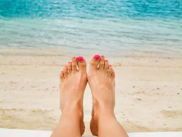 Una mujer en la playa Una mujer en la playa