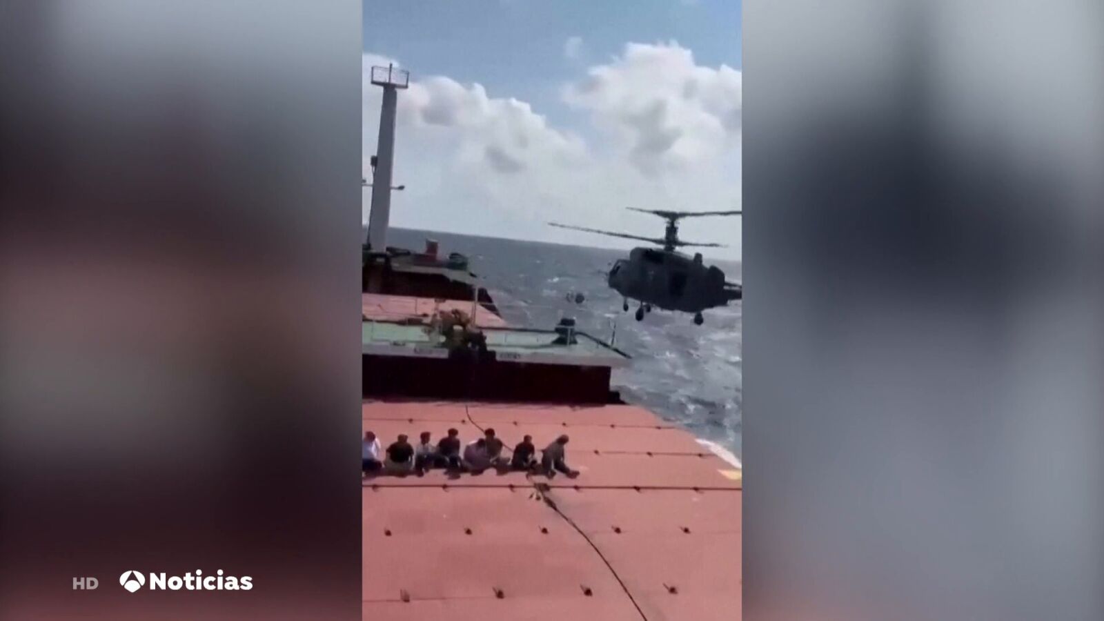 VÍDEO: Militares rusos atacan un carguero en helicóptero y ponen a la tripulación de rodillas