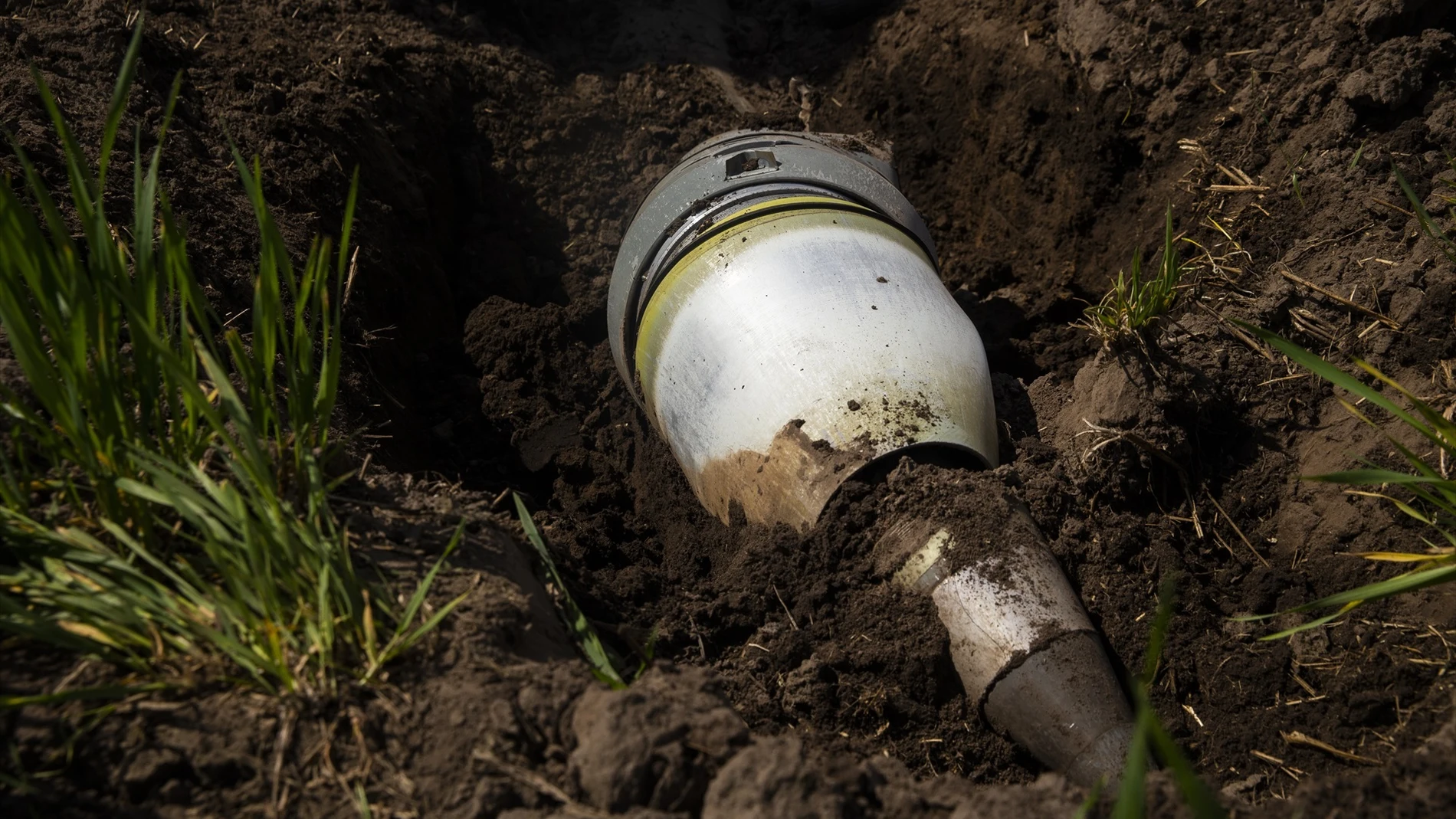 Una bomba de racimo Smerch dañada y sin explotar en Ucrania Una bomba de racimo Smerch dañada y sin explotar en Ucrania
