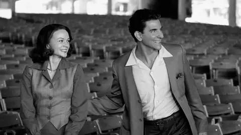 Carey Mulligan y Bradley Cooper en 'Maestro' Carey Mulligan y Bradley Cooper en 'Maestro'