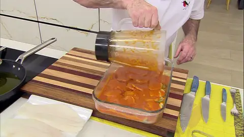 Tritúrala hasta conseguir una salsa homogénea y viértela sobre las patatas Tritúrala hasta conseguir una salsa homogénea y viértela sobre las patatas