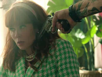 ¡Apuntan a Morgane con una pistola! Los problemas de su padre recaen sobre ella ¡Apuntan a Morgane con una pistola! Los problemas de su padre recaen sobre ella