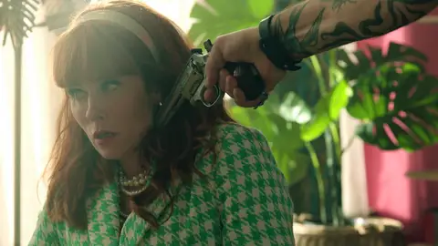 ¡Apuntan a Morgane con una pistola! Los problemas de su padre recaen sobre ella ¡Apuntan a Morgane con una pistola! Los problemas de su padre recaen sobre ella