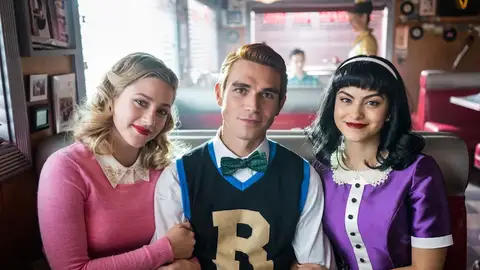 Lili Reinhart, KJ Apa y Camila Mendes en 'Riverdale' Lili Reinhart, KJ Apa y Camila Mendes en 'Riverdale'