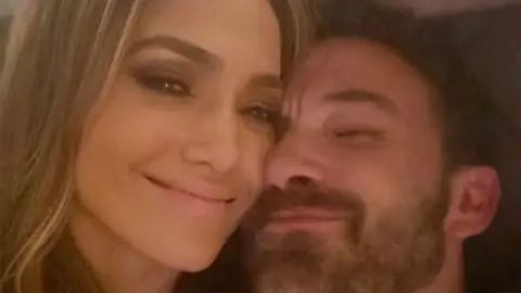 Jennifer Lopez y Ben Affleck, muy enamorados Jennifer Lopez y Ben Affleck, muy enamorados