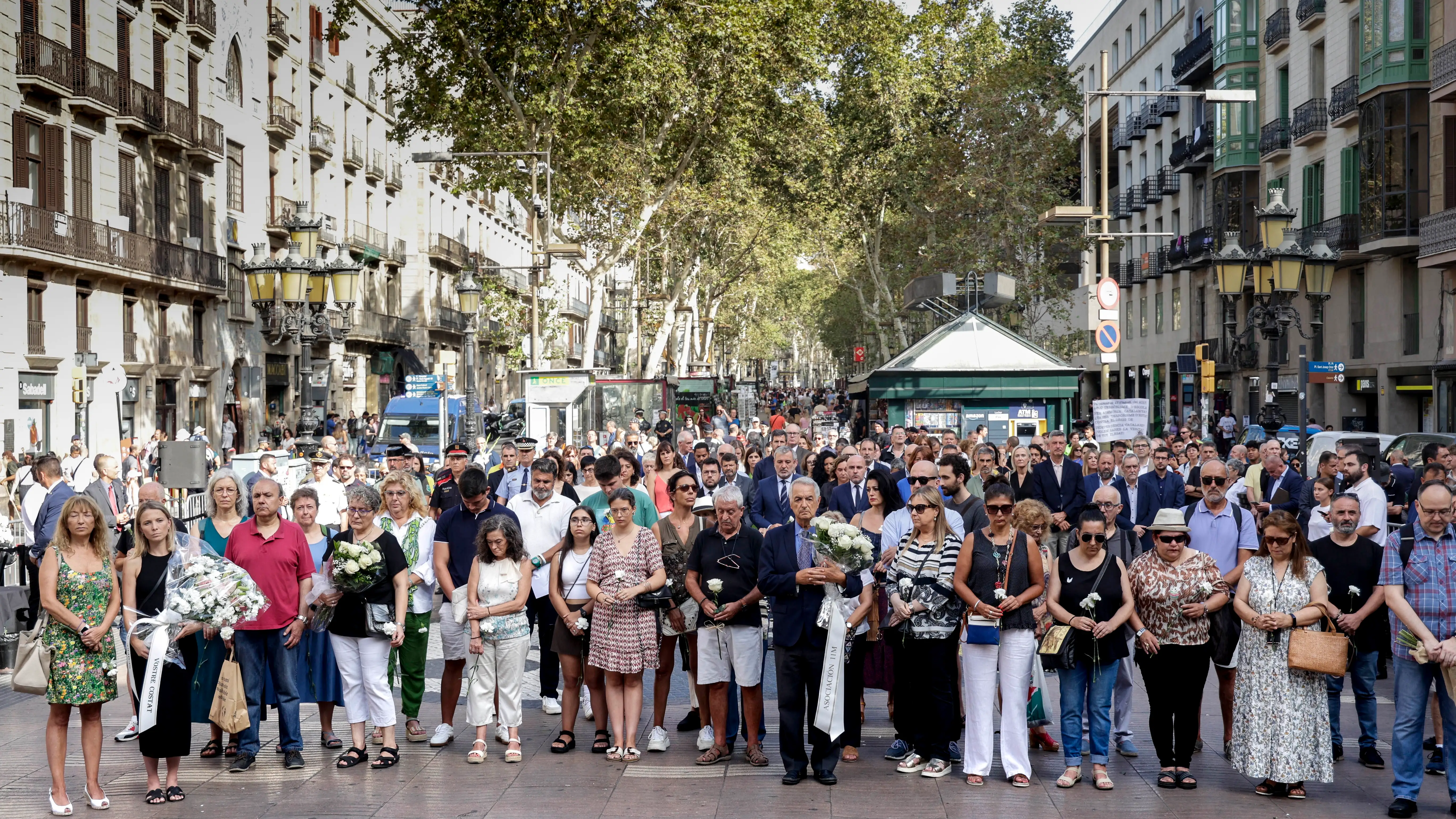 Las víctimas del 17A y sus familiares han guardado hoy seis minutos de silencio Las víctimas del 17A y sus familiares han guardado hoy seis minutos de silencio