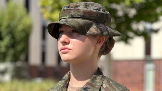 Primeras im&aacute;genes de la princesa Leonor con uniforme militar en la Academia General Militar de Zaragoza