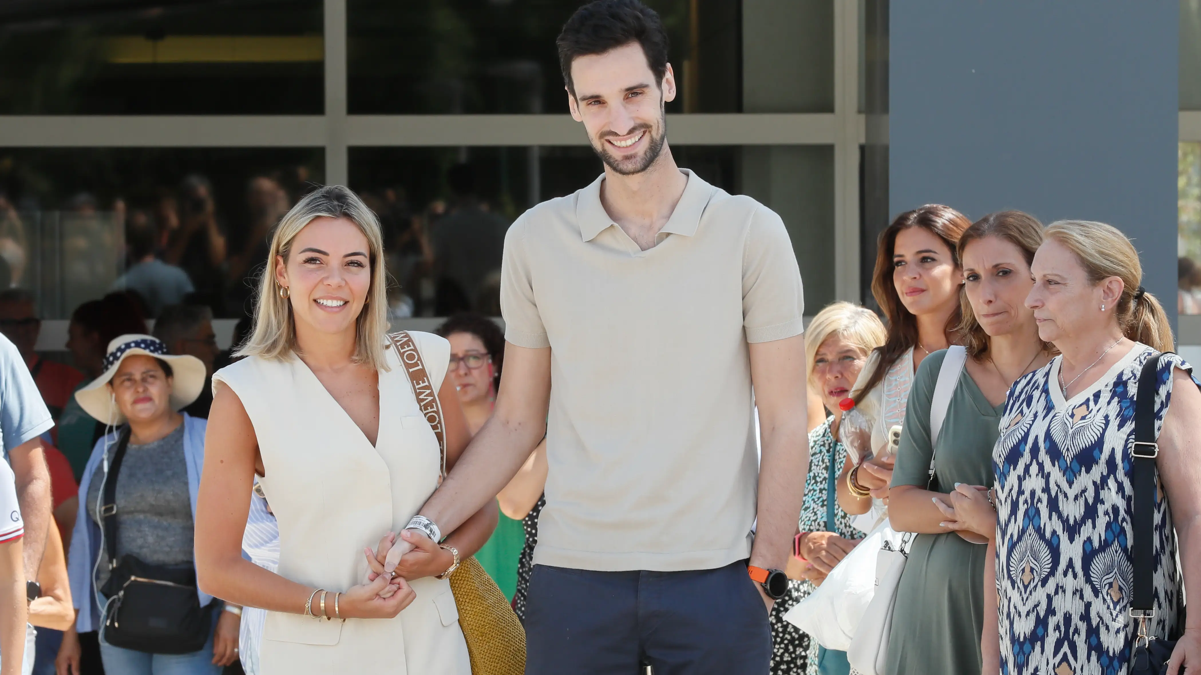Sergio Rico junto a su mujer, tras salir del hospital Sergio Rico junto a su mujer, tras salir del hospital