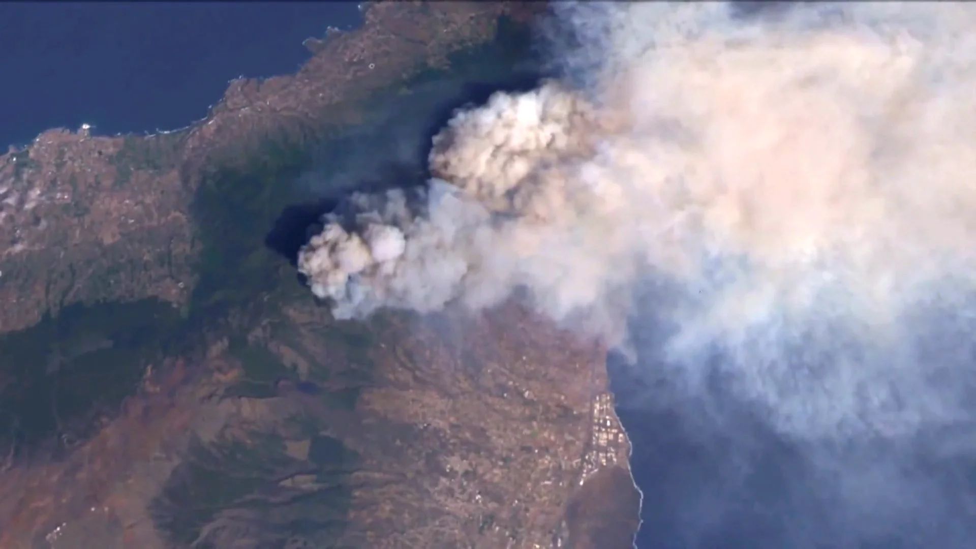 Vista desde el espacio del incendio en Tenerife Vista desde el espacio del incendio en Tenerife