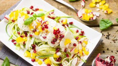 Ensalada de tallarines de calabacín, burrata y mango