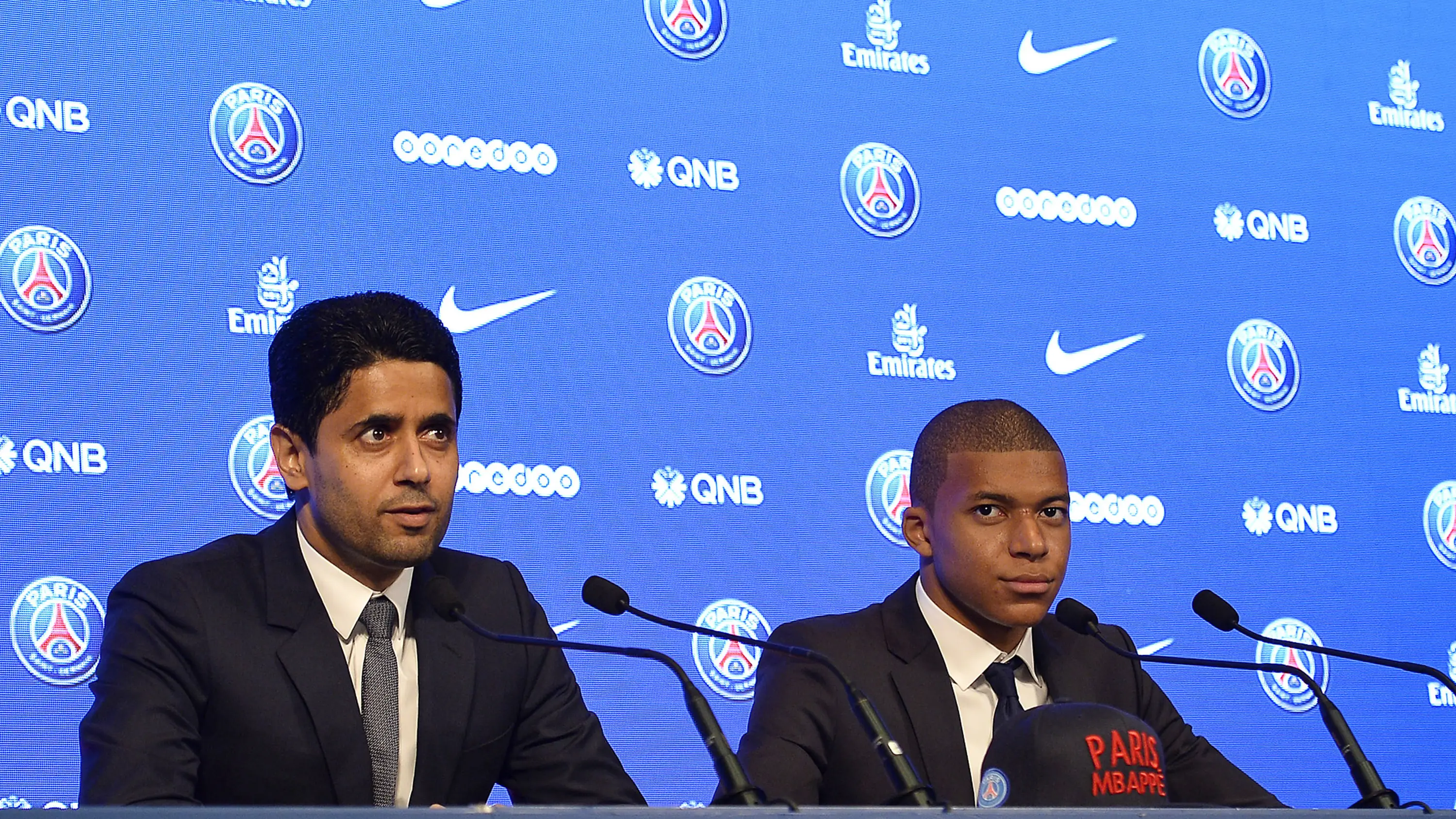Al Khelaifi y Mbapp&eacute; en una rueda de prensa en 2017