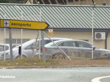 Un supuesto parking fantasma llena el entorno del aeropuerto de Santiago de coches mal estacionados