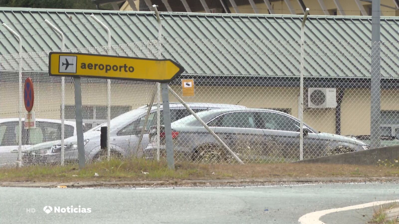 Un supuesto parking fantasma llena el entorno del aeropuerto de Santiago de coches mal estacionados