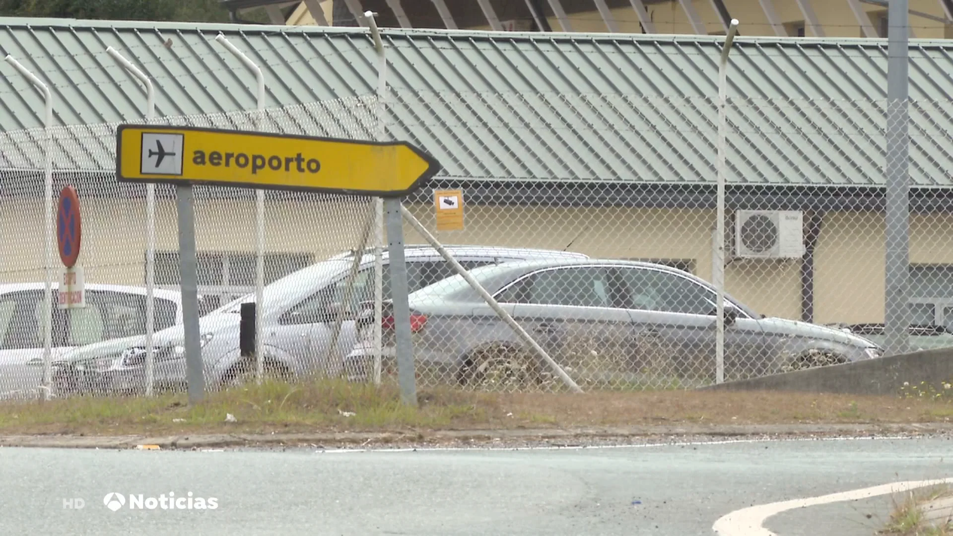 Un supuesto parking fantasma llena el entorno del aeropuerto de Santiago de coches mal estacionados