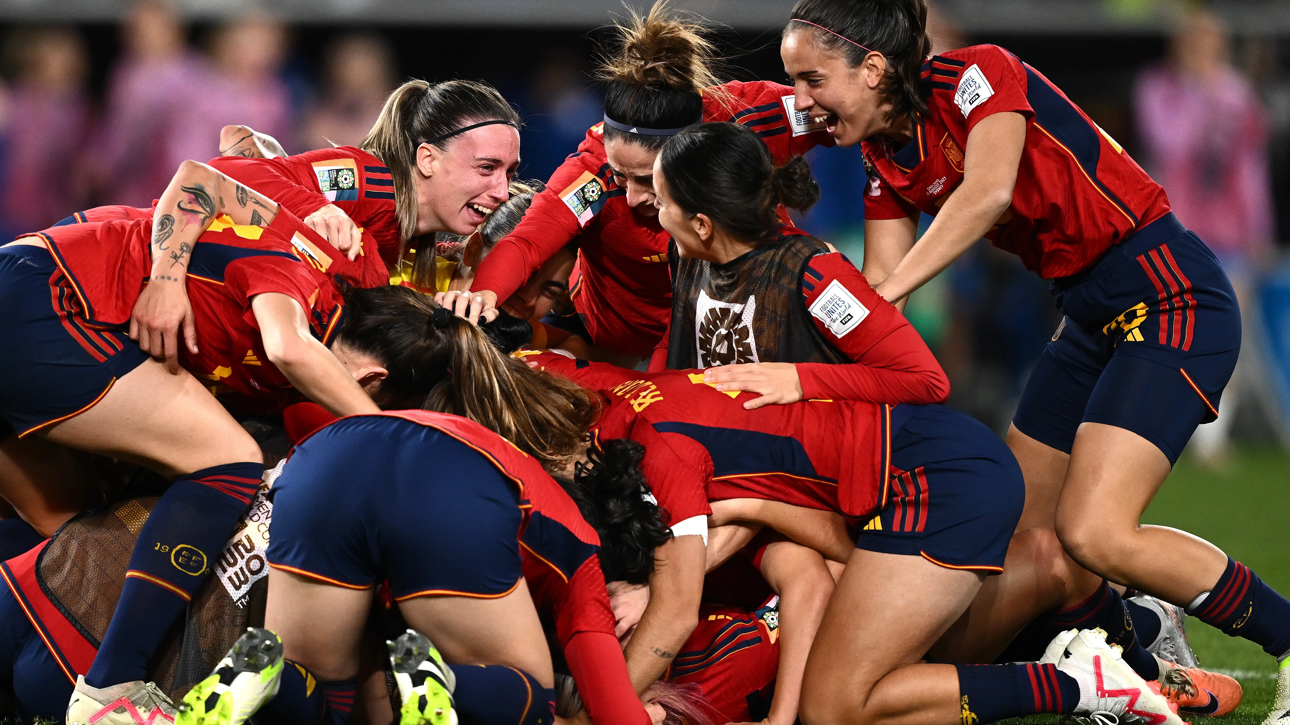 Las jugadoras espa&ntilde;olas celebran el t&iacute;tulo mundial ante Inglaterra