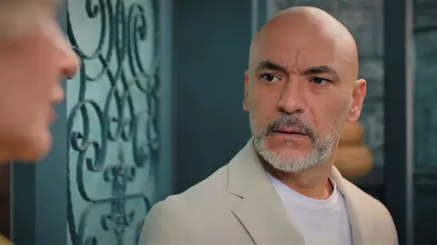 Ömer le devuelve a Ahmet el dinero de Sevval… ¡Y provoca una bronca entre ellos! Ömer le devuelve a Ahmet el dinero de Sevval… ¡Y provoca una bronca entre ellos!