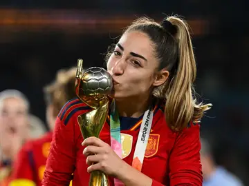 Olga Carmona posa con la Copa del Mundo Olga Carmona posa con la Copa del Mundo