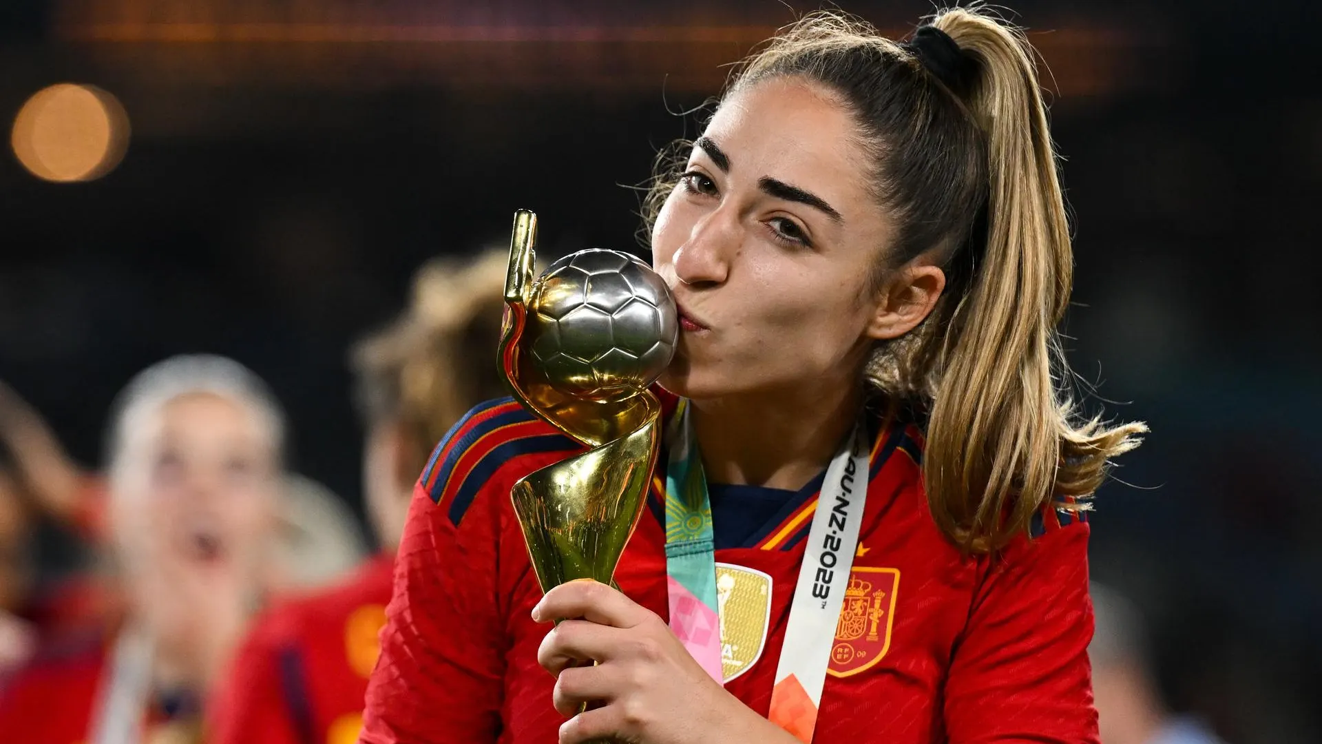Olga Carmona posa con la Copa del Mundo