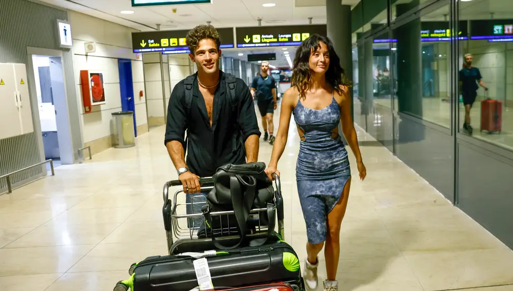 María Pedraza y Jason Fernández, en el aeropuerto de Madrid