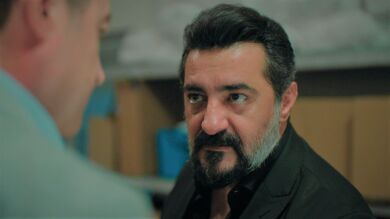 En el próximo capítulo de ‘Hermanos’: Akif amenaza al padre de Tolga: “Usted no sabe a cuántas personas he matado a lo largo de mi vida”