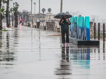 Una persona camina bajo la lluvia hoy, en el puerto de Ensenada en Baja California (México) Una persona camina bajo la lluvia hoy, en el puerto de Ensenada en Baja California (México)