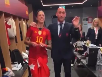 Rubiales, con Jenni Hermoso en el vestuario Rubiales, con Jenni Hermoso en el vestuario