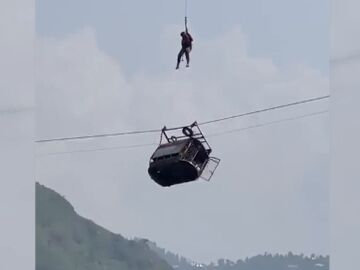 Seis niños y dos adultos, atrapados en un teleférico en Pakistán