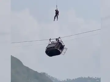 Seis niños y dos adultos, atrapados en un teleférico en Pakistán Seis niños y dos adultos, atrapados en un teleférico en Pakistán