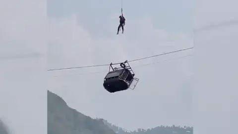 Seis niños y dos adultos, atrapados en un teleférico en Pakistán Seis niños y dos adultos, atrapados en un teleférico en Pakistán