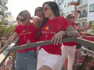 Las jugadoras de la selección recorriendo las calles de Ibiza Las jugadoras de la selección recorriendo las calles de Ibiza