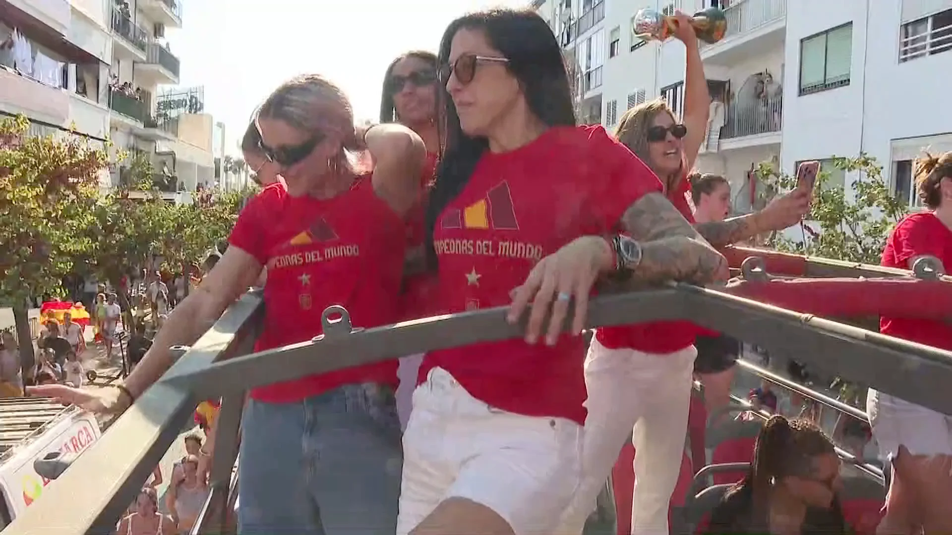Las jugadoras de la selecci&oacute;n recorriendo las calles de Ibiza