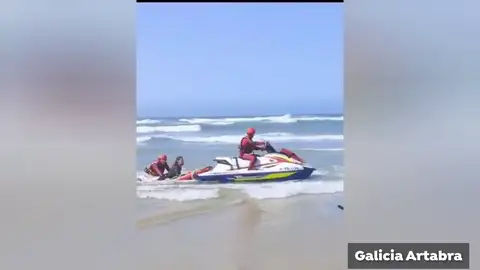 Los 3 surfistas alemanes no podían salir del mar Los 3 surfistas alemanes no podían salir del mar