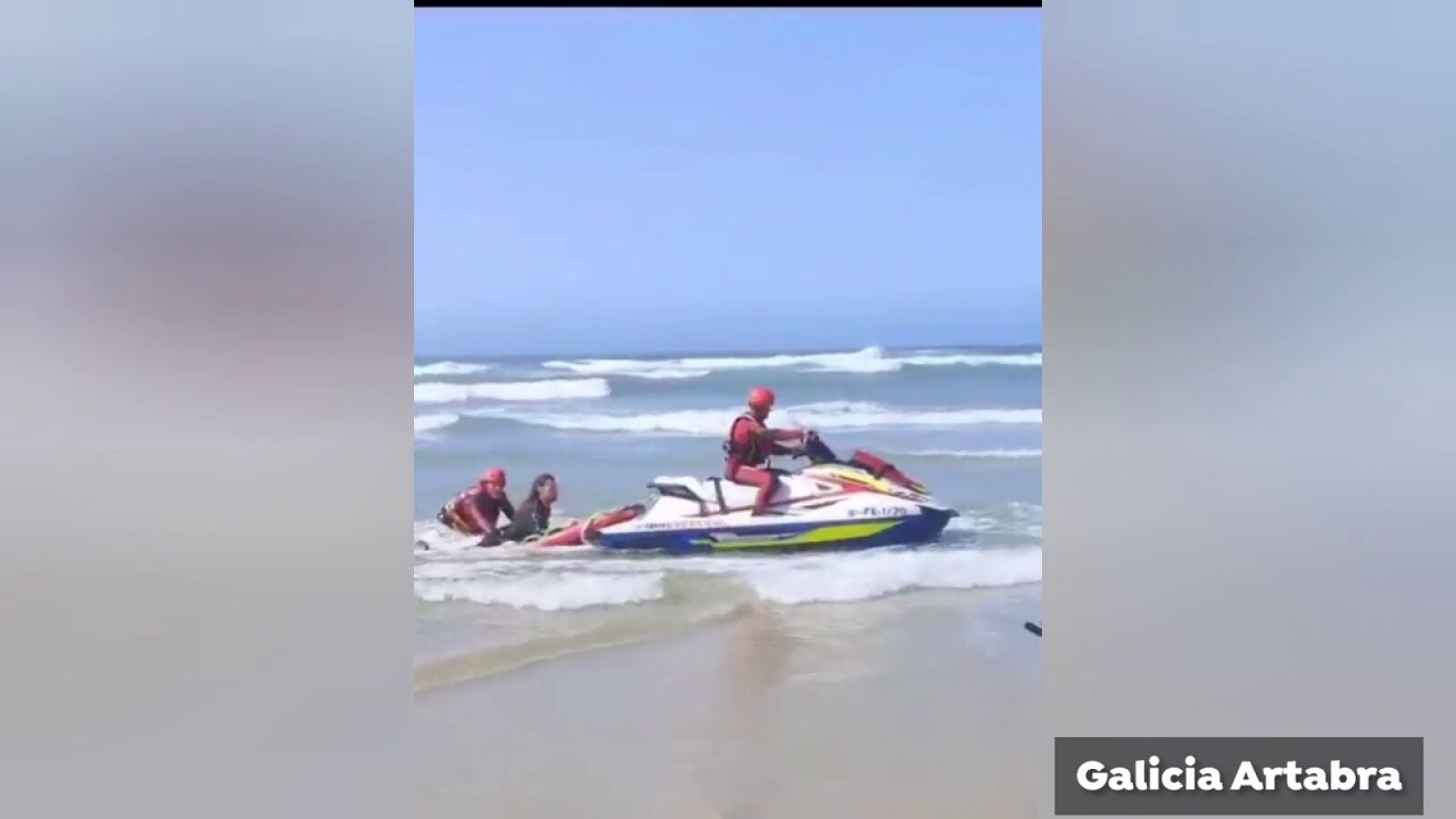 El vídeo del rescate a 3 surfistas alemanes en la playa de O Baleo (Valdoviño) que no podían salir del mar
