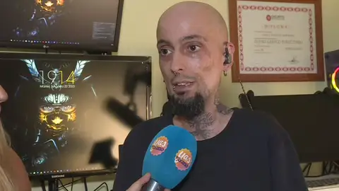 Josu, en silla de ruedas y sin ascensor, lleva 18 años sin salir de casa: "Es como estar en una cárcel" Josu, en silla de ruedas y sin ascensor, lleva 18 años sin salir de casa: "Es como estar en una cárcel"