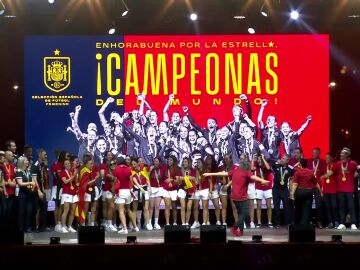 La selección femenina de fútbol celebra su título mundialista en la explanada de Puente del Rey (Madrid Río)
