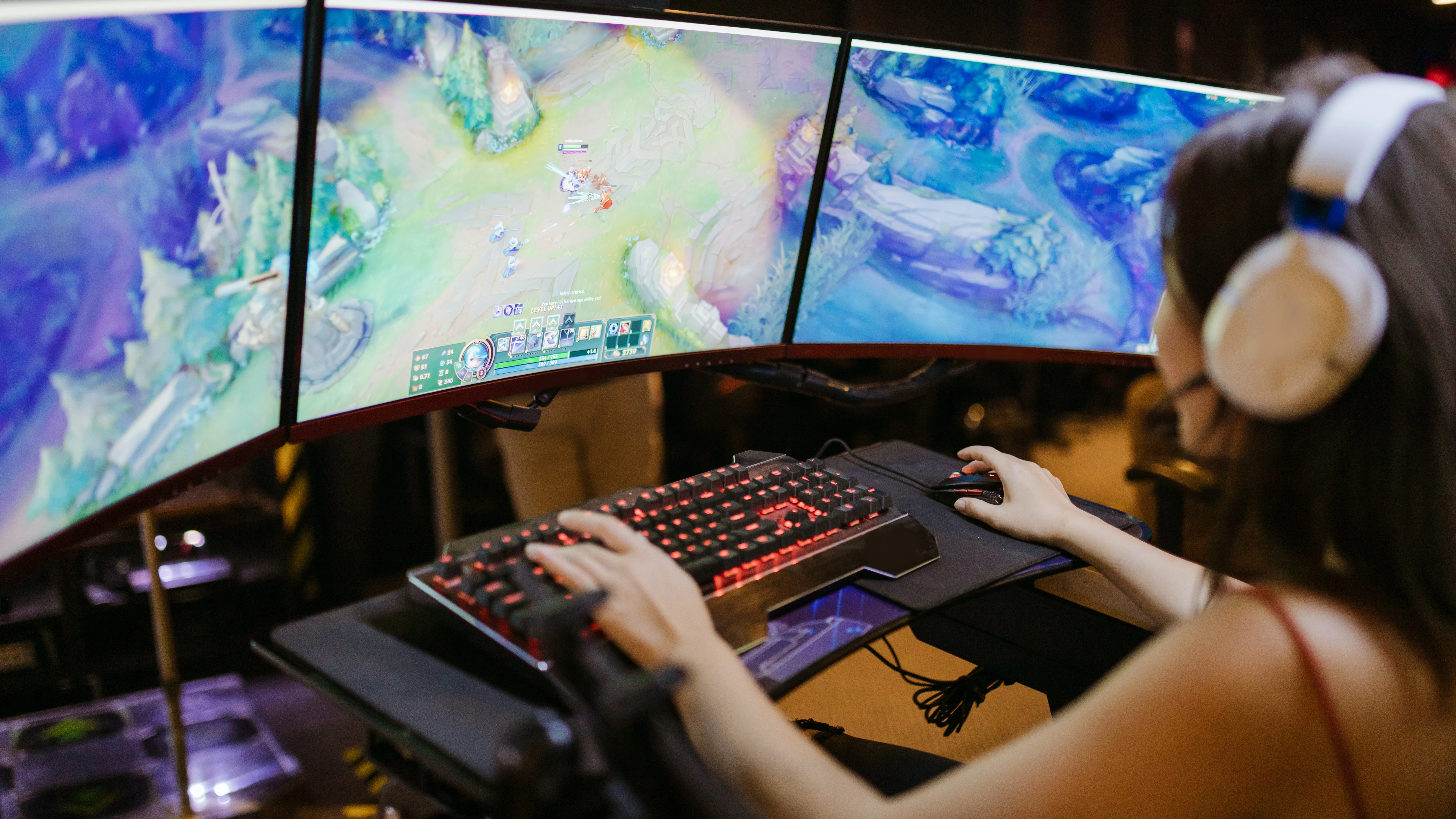 Joven jugando a un videojuego Joven jugando a un videojuego