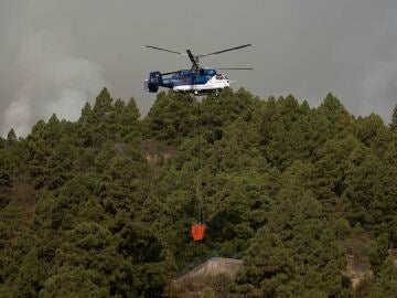Un helicóptero del incendio de Tenerife