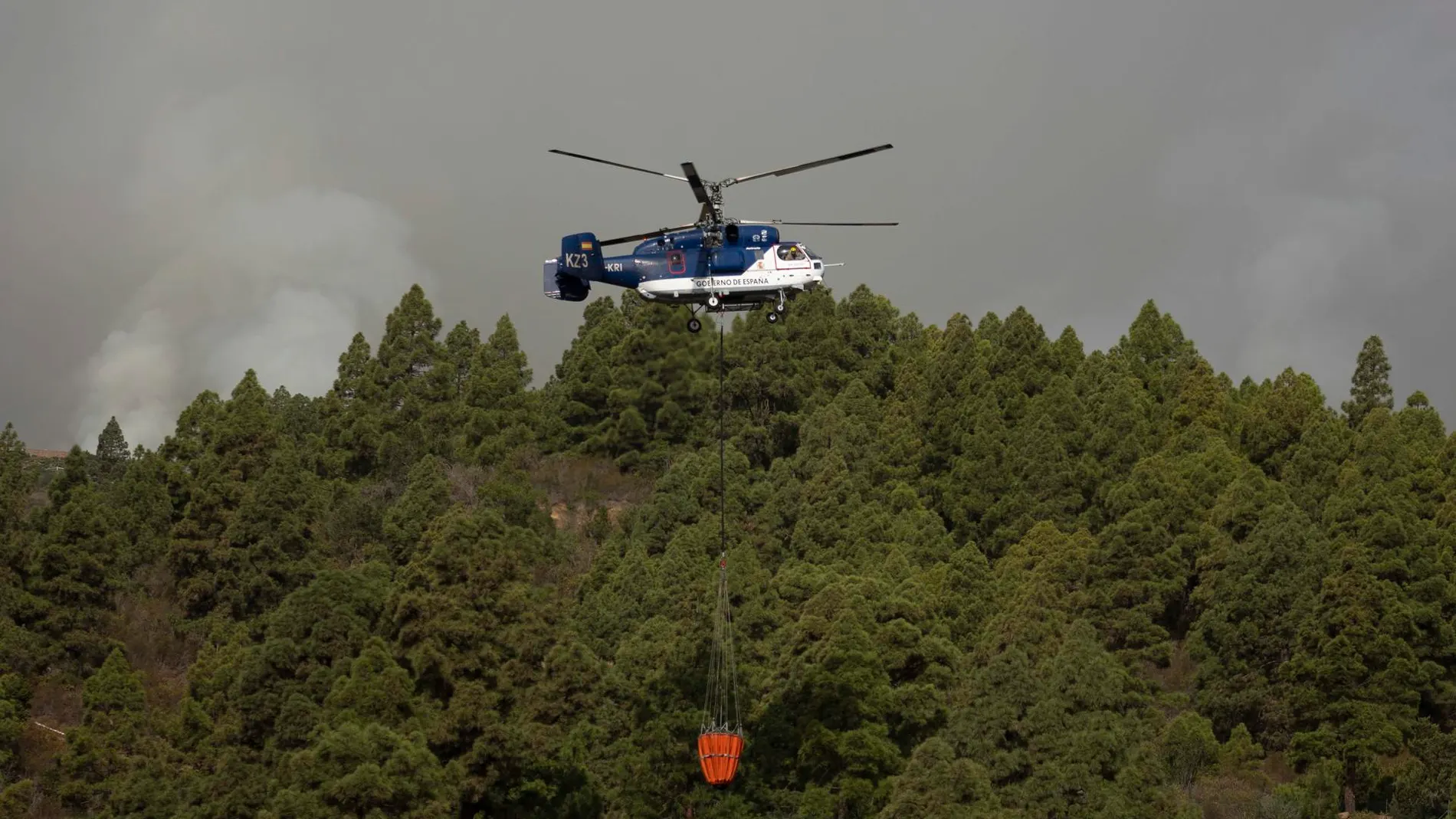 Un helicóptero del incendio de Tenerife