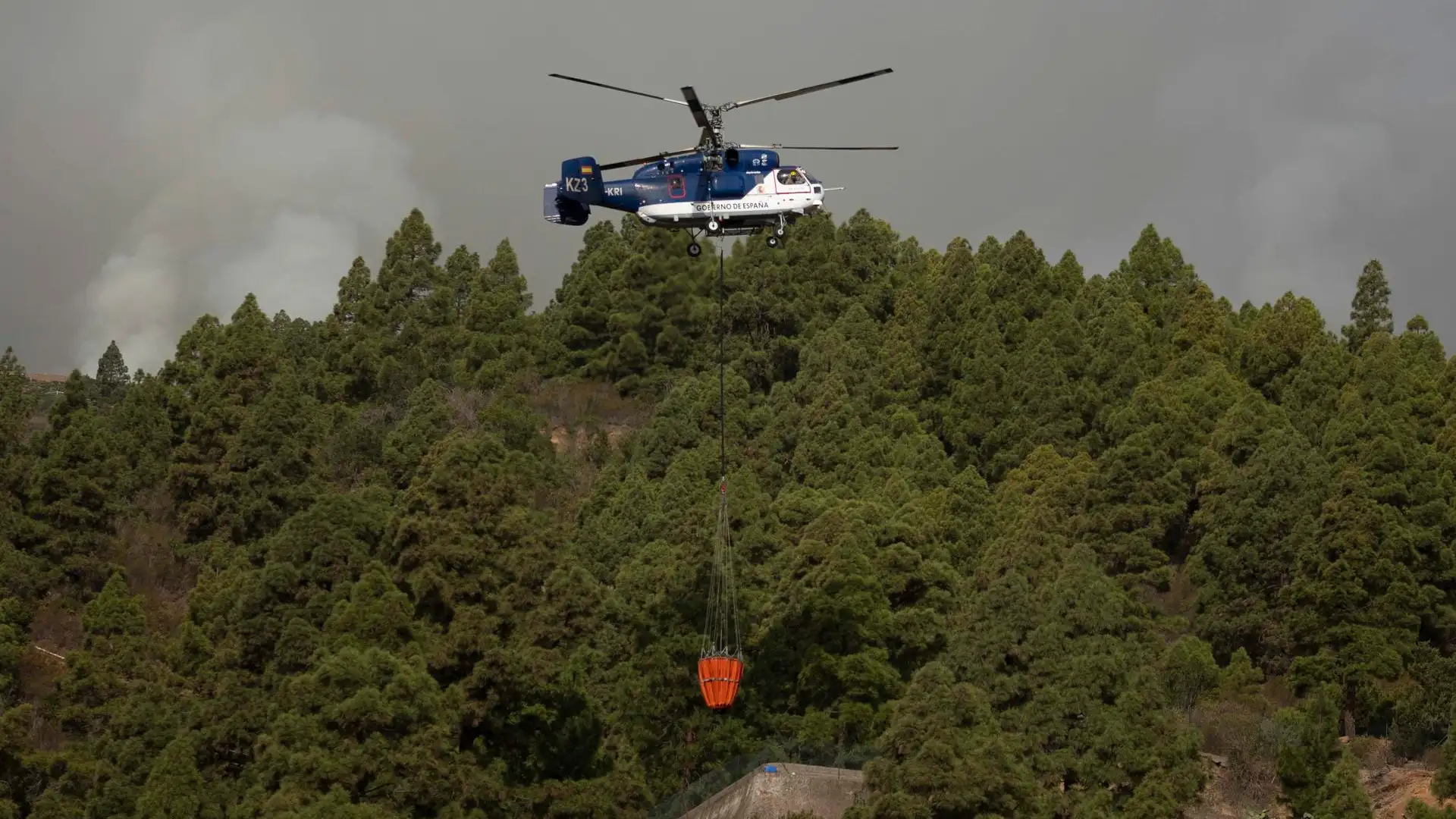 Un helicóptero del incendio de Tenerife Un helicóptero del incendio de Tenerife