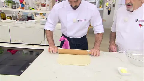 Estira la masa con un rodillo Estira la masa con un rodillo