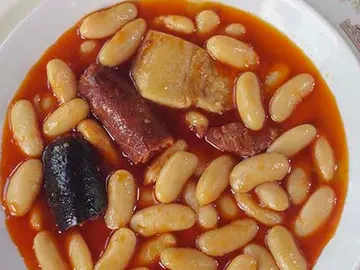 Polémica campaña por relacionar la fabada con la acidez de estómago Polémica campaña por relacionar la fabada con la acidez de estómago