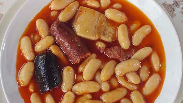 Polémica campaña por relacionar la fabada con la acidez de estómago Polémica campaña por relacionar la fabada con la acidez de estómago