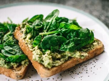 Tostada al pesto gratinada