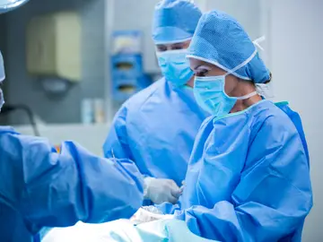 Cirujanos en una operación Cirujanos en una operación